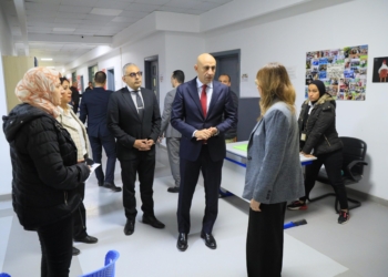 "عبداللطيف" يفاجيء مدرسة شهدت واقعة التعدي على طالبة بزيارته