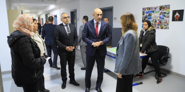 "عبداللطيف" يفاجيء مدرسة شهدت واقعة التعدي على طالبة بزيارته