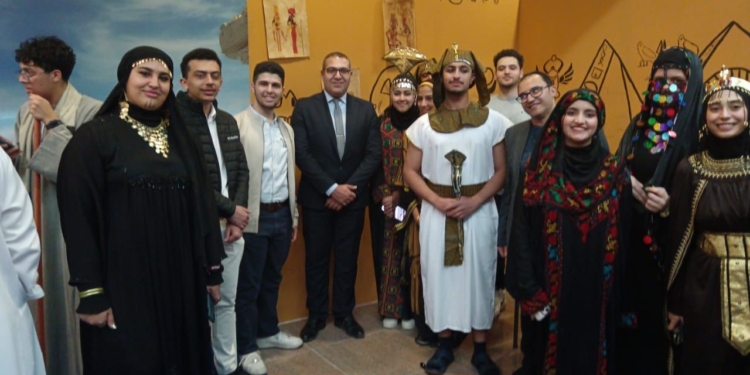 خلال ملتقى الطلاب الدوليين بجامعة الفيصل..المستشار الثقافي يفتتح الجناح المصري