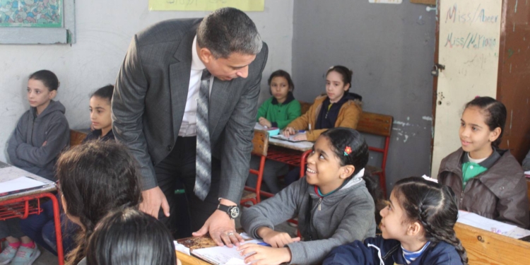 وكيل “”التعليم" بالجيزة يوجه بتنفيذ 3 تعليمات ويستبعد مراقب دور