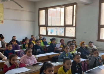 وكيل التعليم بالجيزة تطمئن على وجود 3 نماذج امتحانية صحفية باللجان