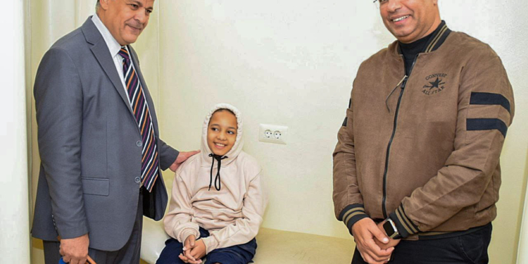 وكيل “التعليم” ببورسعيد يطمئن على طالبة تعرضت لحادث سير أثناء توجهها للامتحان