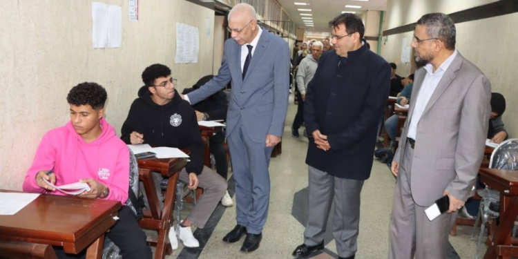 رئيس جامعة المنوفية يتفقد امتحانات كلية الزراعة