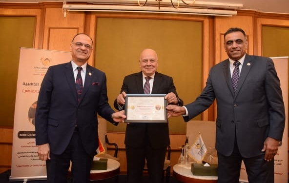 الاتحاد الإفريقي الآسيوي يمنح الدكتور عمرو عزت سلامة جائزة “رجل العام القائد الملهم”