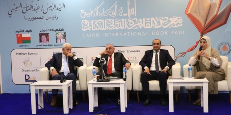 معرض الكتاب يناقش موسوعة "اسأل سلسلة الأهرامات.. اسأل عالم الآثار " لزاهي حواس