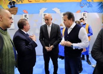 وزيرا الصحة والتعليم يتفقدا أعمال مبادرة “عيون أطفالنا مستقبلنا” بالغربية