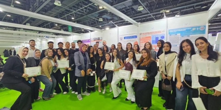 طلاب صيدلة الاكاديمية فى دبى