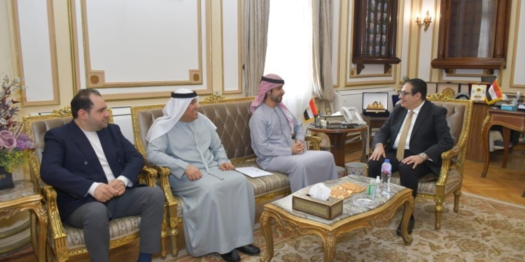 رئيس جامعة القاهرة والوفد الأماراتى