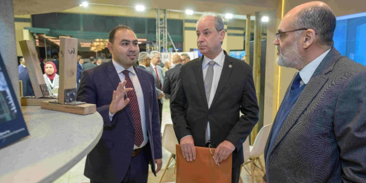 معهد بحوث الاليكترونيات يبتكر “جهاز لمكافحة سوسة النخيل” ويبحث تسويقه للصناعة