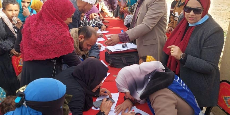 قوافل جامعة القاهرة لمساعدة القرى الفقيرة