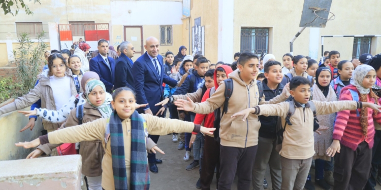 تابع الكثافة وحاور المعلمين والطلاب حول التقييمات.. وزير التربية والتعليم يتابع انطلاق الترم الثاني