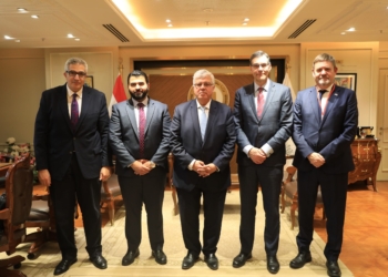 وزير التعليم العالي يبحث سبل تعزيز التعاون مع وفد جامعة إيست إنجليا البريطانية