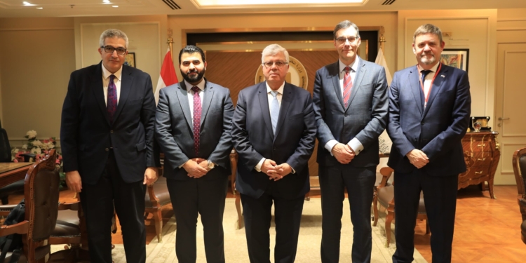وزير التعليم العالي يبحث سبل تعزيز التعاون مع وفد جامعة إيست إنجليا البريطانية