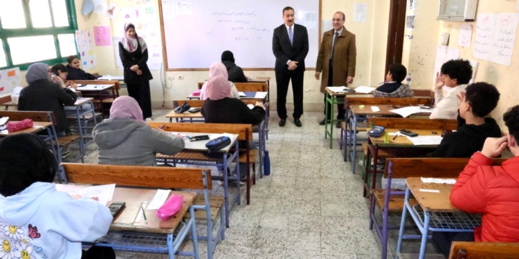 تابع الكثافة وحاور المعلمين والطلاب حول التقييمات.. وزير التربية والتعليم يتابع انطلاق الترم الثاني