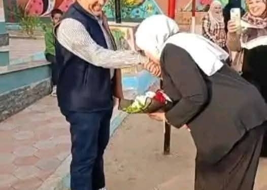 إعادة التحقيقات بواقعة تقبيل وكيلة مدرسة ليد ورأس زوجها بطابور الصباح