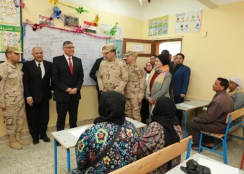 محافظ الجيزة يجري حوارًا مع دراسين عن رأيهم ببرنامج محو الأمية