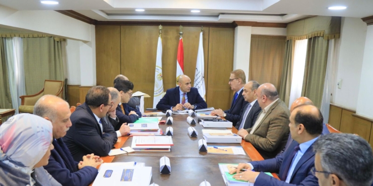 «عبداللطيف» يوافق على دعم 8 مشروعات باجتماعه مع صندوق تمويل المشروعات التعليمية