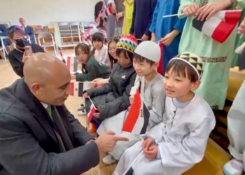 طلاب مدرسة مدينة “تاما” يستقبلون وزير التعليم بالنشيد الوطني المصري