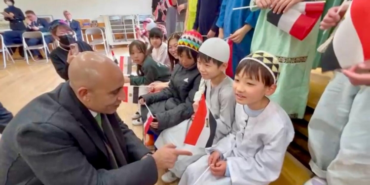 طلاب مدرسة مدينة “تاما” يستقبلون وزير التعليم بالنشيد الوطني المصري