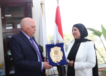 «الزناتي» يكرم معلمة أصيبت ببتر اصبعها أثناء مراقبة امتحانات الشهادة الإعدادية