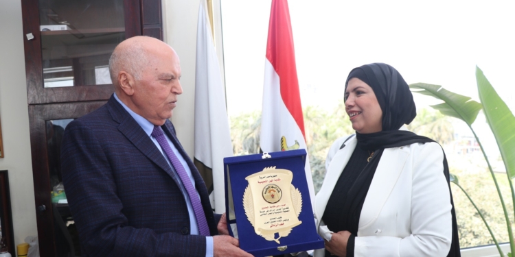 «الزناتي» يكرم معلمة أصيبت ببتر اصبعها أثناء مراقبة امتحانات الشهادة الإعدادية