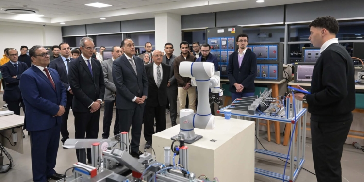 خلال زيارته لمدينة المعرفة:  رئيس الوزراء يتفقد جامعة مصر للمعلوماتية