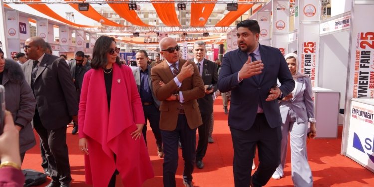 رئيس جامعة عين شمس يتفقد الملتقى التوظيفي 