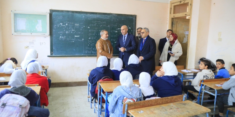 تابع الكثافة وحاور المعلمين والطلاب حول التقييمات.. وزير التربية والتعليم يتابع انطلاق الترم الثاني