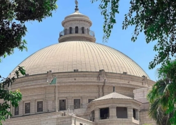 جامعة القاهرة تكافىء على العاملين بها