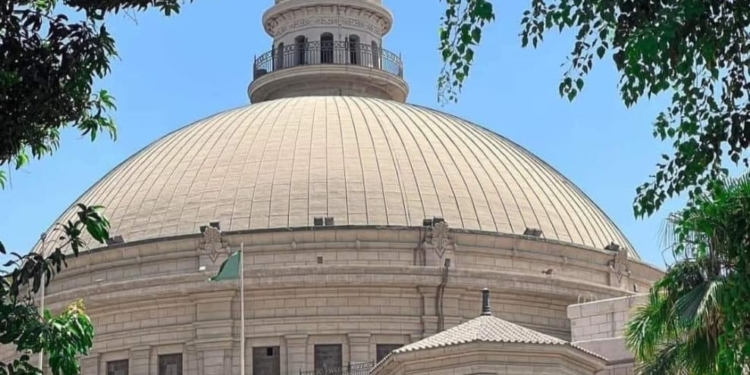 جامعة القاهرة تكافىء على العاملين بها