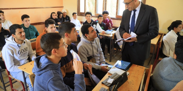 خلال زيارته لـ الفيوم.. “عبداللطيف” يجري حوارًا مع طلاب الثانوية ويطلع على كراسات الواجب