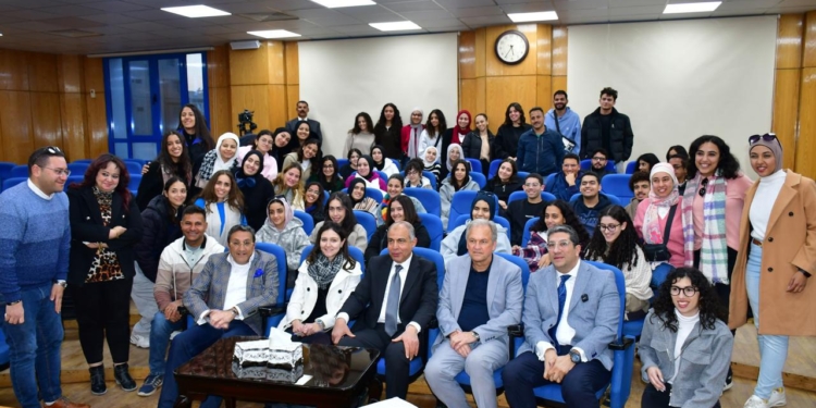 طلاب الهندسة المعمارية بالجامعة الألمانية بالقاهرة في زيارة ميدانية لتعزيز مفهوم الإسكان الشامل بالمنيا