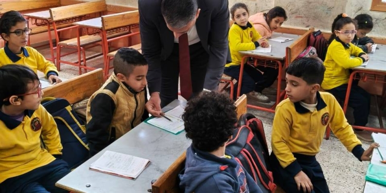 وكيل "التعليم" بالجيزة يحيل 5 مديري مدارس للتحقيق لتدني نسب الحضور
