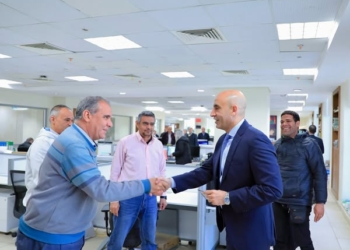 "عبداللطيف" يتفقد مكاتب العاملين بديوان "التعليم" ويهنئهم بشهر رمضان المبارك