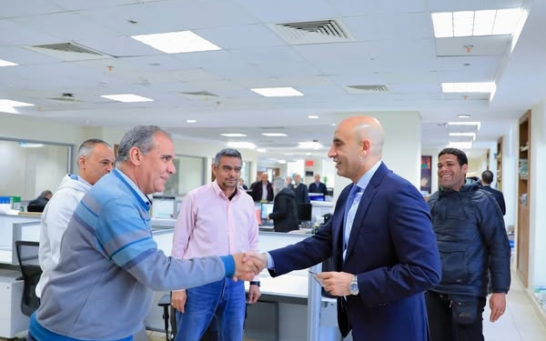 "عبداللطيف" يتفقد مكاتب العاملين بديوان "التعليم" ويهنئهم بشهر رمضان المبارك