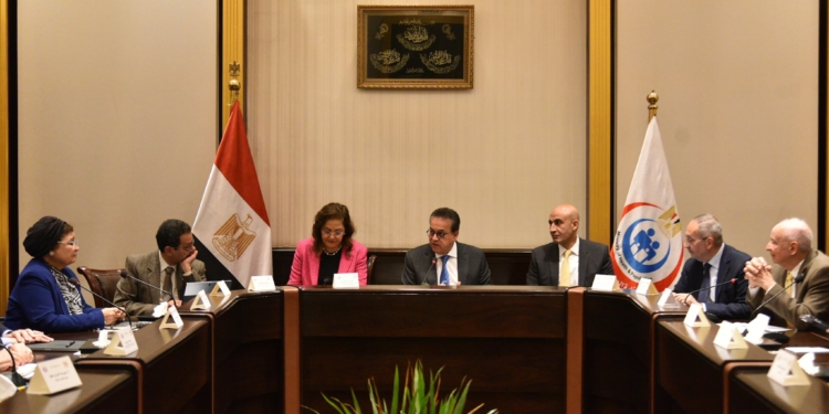 "عبداللطيف": نسعى لتطوير محتوى المناهج الدراسية ليواكب التطورات العالمية