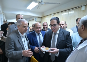 رئيس جامعة القاهرة يشارك طلاب المدينة الجامعية مائدة الإفطار