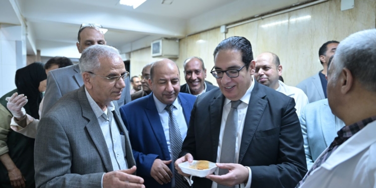 رئيس جامعة القاهرة يشارك طلاب المدينة الجامعية مائدة الإفطار
