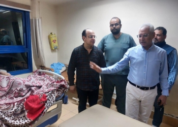بعد جولته المفاجئة في المستشفيات الجامعية..  رئيس جامعة المنيا يقرر صرف مكافأة لعدد من الأطباء لتفانيهم في العمل