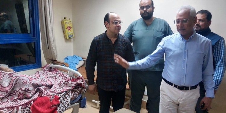 بعد جولته المفاجئة في المستشفيات الجامعية.. رئيس جامعة المنيا يقرر صرف مكافأة لعدد من الأطباء لتفانيهم في العمل