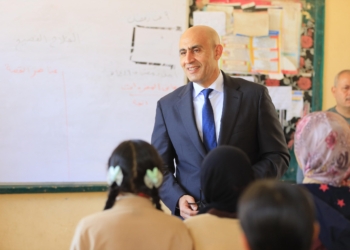 خلال زيارته لـ الفيوم.. “عبداللطيف” يجري حوارًا مع طلاب الثانوية ويطلع على كراسات الواجب