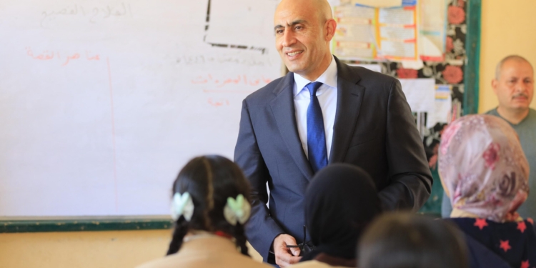 خلال زيارته لـ الفيوم.. “عبداللطيف” يجري حوارًا مع طلاب الثانوية ويطلع على كراسات الواجب