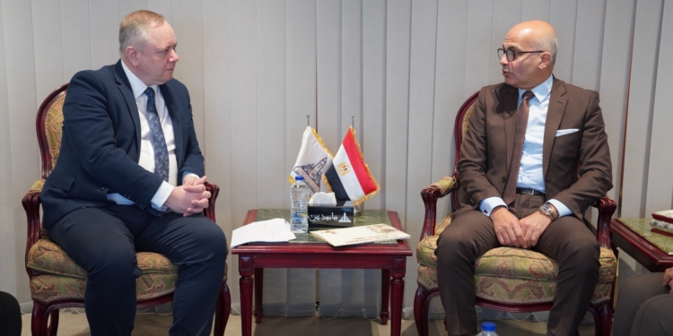 رئيس جامعة عين شمس يستقبل نائب رئيس جامعة إيست لندن
