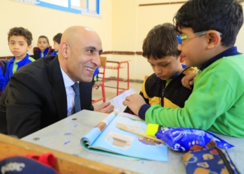 “عبداللطيف” يتفقد مدرستين بحى الأسمرات بالقاهرة ويستمع لآراء أولياء الأمور