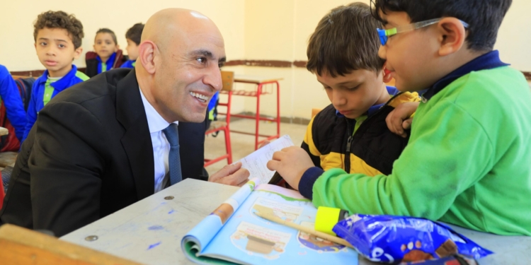 “عبداللطيف” يتفقد مدرستين بحى الأسمرات بالقاهرة ويستمع لآراء أولياء الأمور