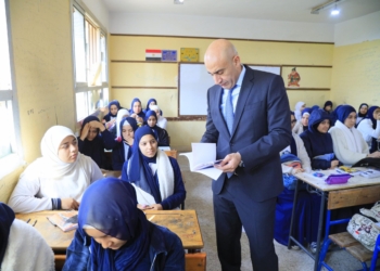 «عبداللطيف» يوجه بسرعة صرف  المستحقات المالية لمعلمي الحصة