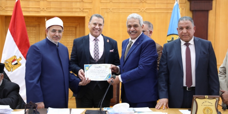 مجلس جامعة الأزهر يكرِّم عميد كلية الهندسة وأعضاء مكتب التميُّز وخدمة المجتمع وطلاب الشريعة والقانون