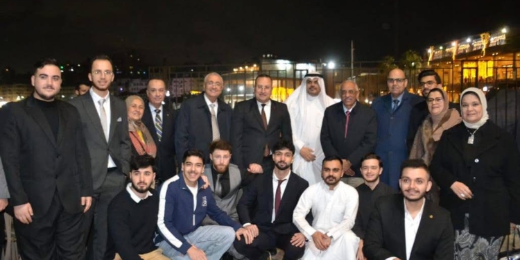 رئيس جامعة الإسكندرية يشارك الطلاب الوافدين مائدة الإفطار