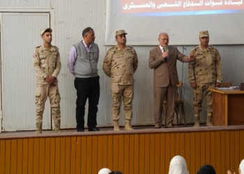 رئيس جامعة سوهاج والمستشار العسكري للمحافظة يتفقدان دورات التربية الوطنية للطالبات