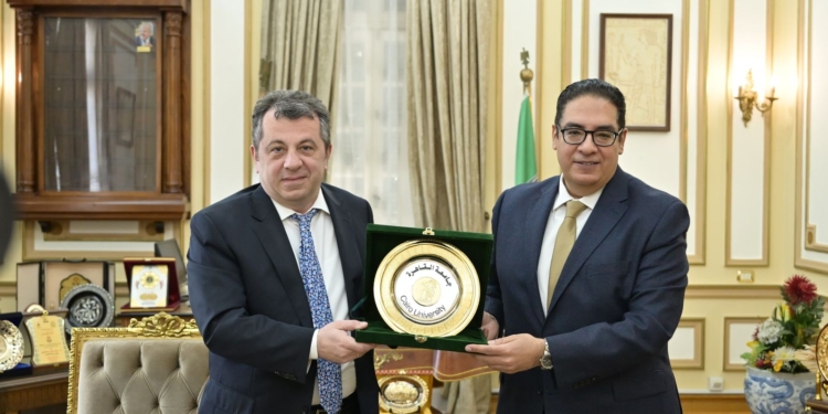 رئيس جامعة القاهرة يبحث التعاون العلمي مع سفير أرمينيا بمصر